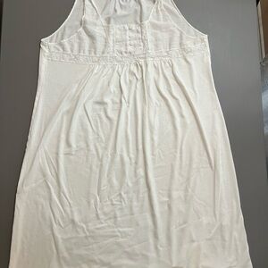 Elegant White Sleeveless NightDress